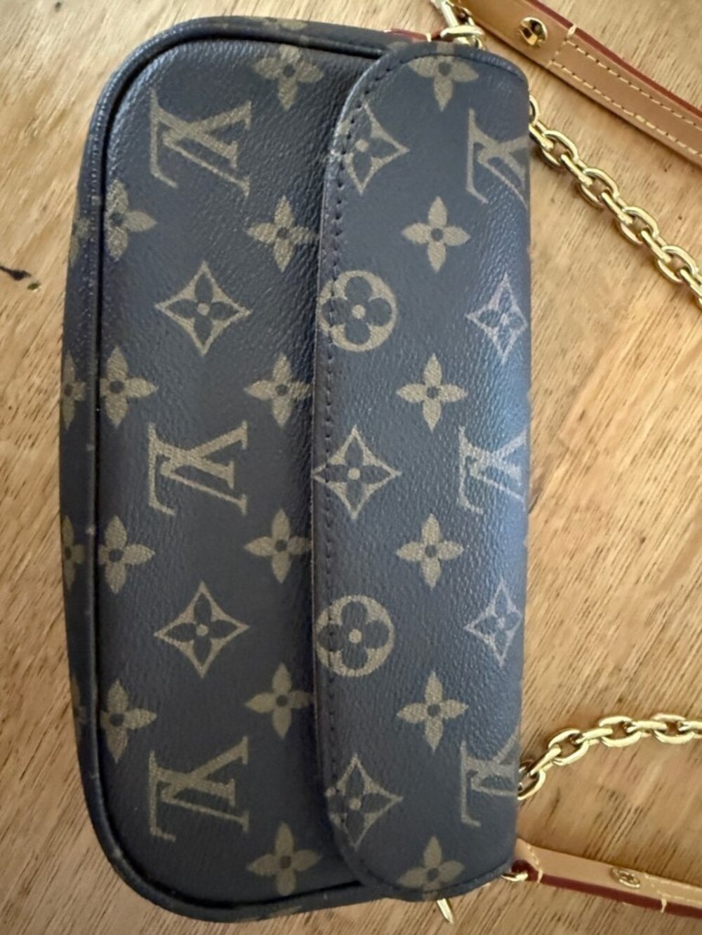 Authentic Louis Vuitton Wallet on Chain Ivy - Picture 2 of 14
